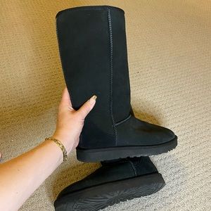 Black UGGs never worn